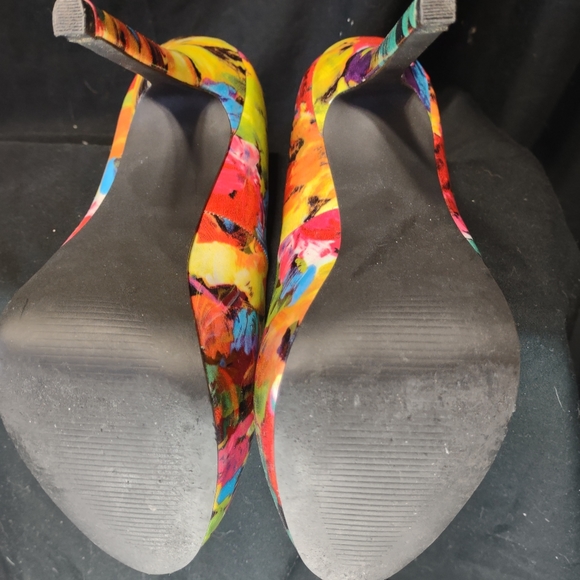 Steve Madden NALA Patent Rainbow Floral Platform Pump Heels size 7 - Picture 3 of 3